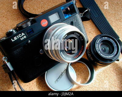 AJAXNETPHOTO. 1999. ENGLAND. EIN PAAR ASPHS - COSINA-VOIGTLÄNDER 35 MM F/1.7 ULTRON-ASPH OBJEKTIV AUSGESTATTET, UM EINE LEICA M6 TTL. AUF DER RECHTEN SEITE IST DIE LEICA 35 MM F/2 SUMMICRON-M ASPH. FOTO: JONATHAN EASTLAND/AJAX REF: 1099 1 Stockfoto