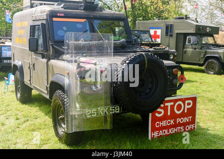 Armee Landrover grün mit einem Riot Schild bemalt und "zu stoppen. Punkt zu überprüfen. Scheinwerfer ab ' Zeichen, allgemein gesehen, während der Unruhen in Nordirland. Stockfoto