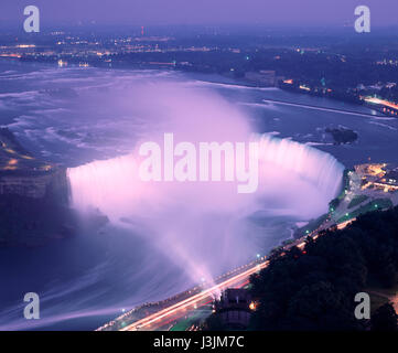 Niagara-Fälle beleuchtet in der Nacht, Ontario, Kanada Stockfoto