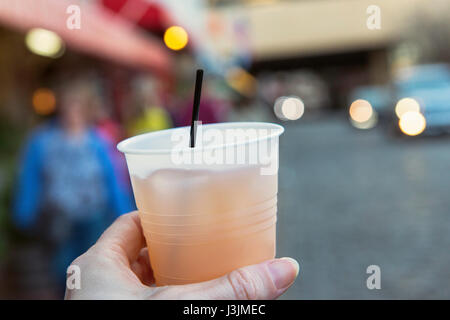 Go-Cup im historischen Riverfront District von Savannah, Georgia. Stockfoto