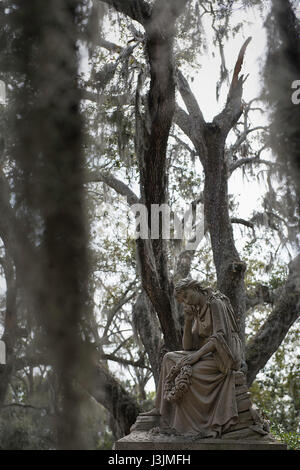 Statuen auf Bonaventure Cemetery in Savannah, Georgia. Stockfoto