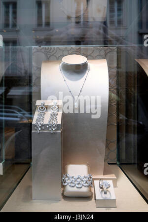 Juwelen-Display in einem Schmuck Juweliere Schaufenster im New Bond Street Store in der Nähe von Mayfair in London UK KATHY DEWITT Stockfoto