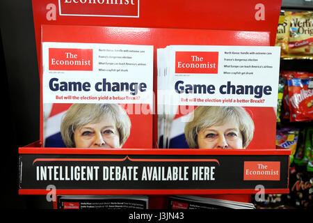 PM Theresa May re Juni 2017 Wahl auf der Titelseite von The Economist Magazin "Change Game" zum Verkauf am Kiosk Kiosk London UK KATHY DEWITT Stockfoto
