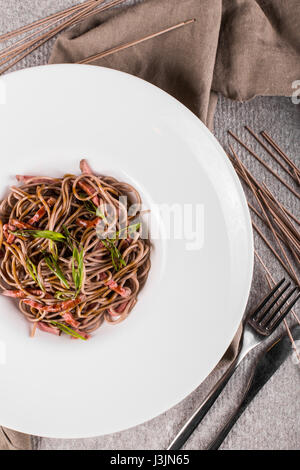 Schüssel mit Soba-Nudeln mit Rindfleisch und Gemüse. Asiatische Küche. Ansicht von oben Stockfoto