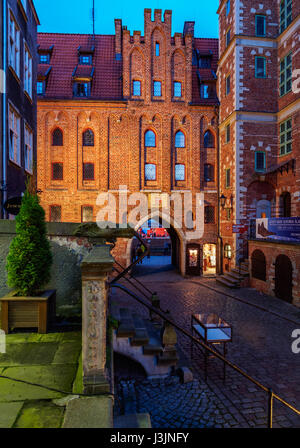 Polen, Westpommern, Gdansk, Old Town, Mariacka Tor in der Dämmerung Stockfoto