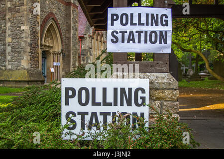 Umfragen Umfrage Station Parlamentswahlen Zeichen UK Stockfoto