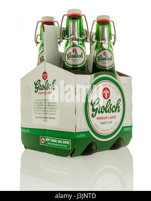 Winneconne, Wisconsin - 28. April 2017: ein Paket von Grolsch Premium Lager Bier mit Flip-Top auf einem isolierten Hintergrund. Stockfoto