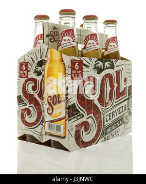 Winneconne, Wisconsin - 28. April 2017: ein six-Pack Bier Sol Cerveza auf einem isolierten Hintergrund. Stockfoto