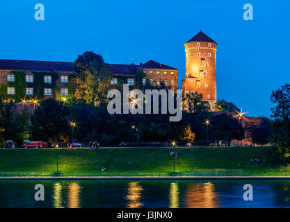 Polen, weniger Polen Woiwodschaft, Krakau, Wawel Königsschloss und Weichsel in der Dämmerung Stockfoto