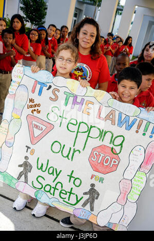Miami Florida, Spanish Lake Elementary School, Internationaler Spaziergang zum Schultag, Studenten Schüler Sicherheit Poster Contest, Parade, hispanische Jungen, ma Stockfoto