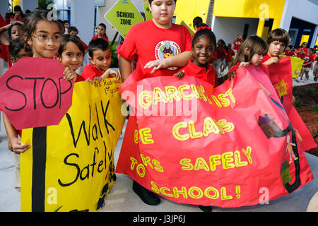 Miami Florida, Spanish Lake Elementary School, Internationaler Spaziergang zum Schultag, Studenten Bildung Schüler Jugend, Sicherheit Poster Contest, Parade, Blac Stockfoto