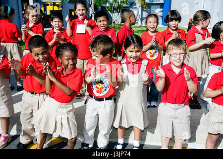 Miami Florida, Spanish Lake Elementary School, Internationaler Spaziergang zum Schultag, Sicherheitsposter für Studenten, Parade, multikulturell, schwarz, Hispan Stockfoto