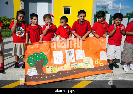 Miami Florida, Spanish Lake Elementary School, Internationaler Spaziergang zum Schultag, Studenten Schüler Sicherheit Poster Contest, Parade, hispanische Jungen, ma Stockfoto