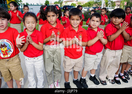 Miami Florida, Grundschule am spanischen See, Internationaler Spaziergang zum Schultag, Studenten Bildung Schüler Jugend, Sicherheitsposter Wettbewerb, Parade, Hisp Stockfoto