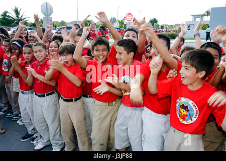 Miami Florida, Grundschule am spanischen See, Internationaler Spaziergang zum Schultag, Studenten Bildung Schüler Jugend, Sicherheitsposter Wettbewerb, Parade, Hisp Stockfoto