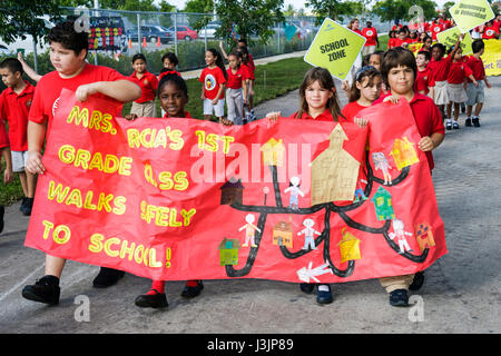 Miami Florida, Grundschule am spanischen See, Internationaler Spaziergang zum Schultag, Studenten Bildung Schüler Jugend, Sicherheitsposter Wettbewerb, Parade, Hisp Stockfoto
