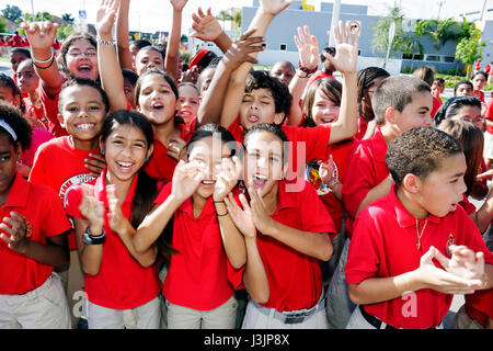 Miami Florida, Grundschule am spanischen See, Internationaler Spaziergang zum Schultag, Studenten Bildung Schüler Jugend, Sicherheitsposter Wettbewerb, Parade, Hisp Stockfoto