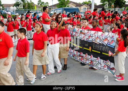 Miami Florida, Grundschule am Spanischen See, Internationaler Spaziergang zum Schultag, Sicherheitswettbewerb für Schüler, Parade, Hispanic Black Afric Stockfoto