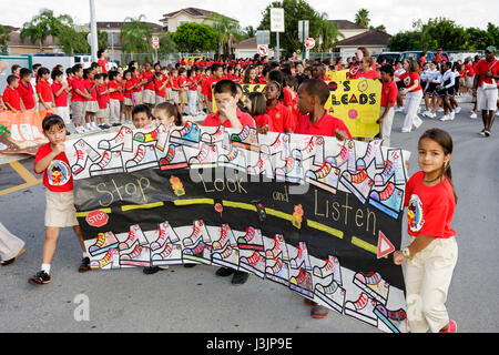 Miami Florida, Grundschule am Spanischen See, Internationaler Spaziergang zum Schultag, Sicherheitswettbewerb für Schüler, Parade, Hispanic Black Afric Stockfoto