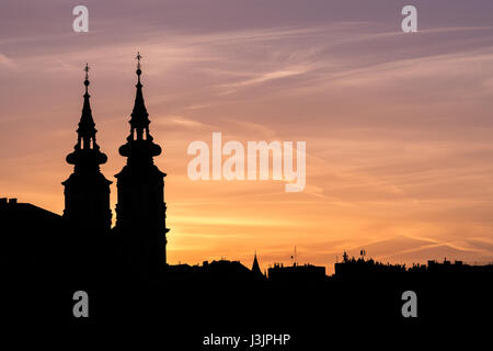 Schattierungen von rosa und Orange betonen die Silhouette auf die Skyline von Budapest bei Sonnenuntergang. Stockfoto