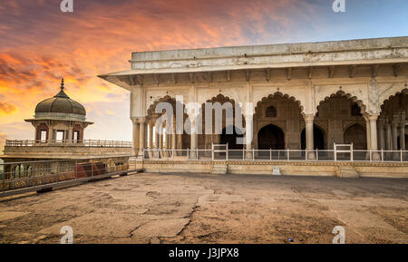 Agra Fort musamman Burj Kuppel mit weißem Marmor Architektur und Schnitzereien. Rotes Fort Agra ist ein UNESCO-Weltkulturerbe. Stockfoto