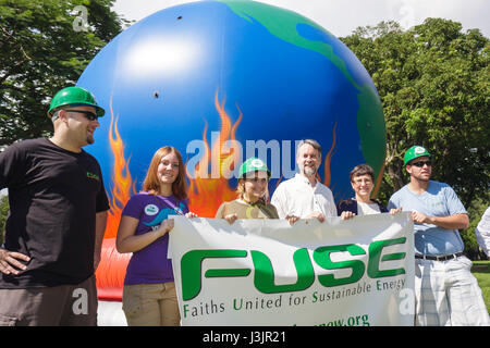 Miami Florida, Coconut Grove, Pfau Park, Clean Energy Rally, Klimawandel, Ökologie, Gemeinschaft Grüne Bewegung, aufblasbare Erdkugel, Männer, Stockfoto