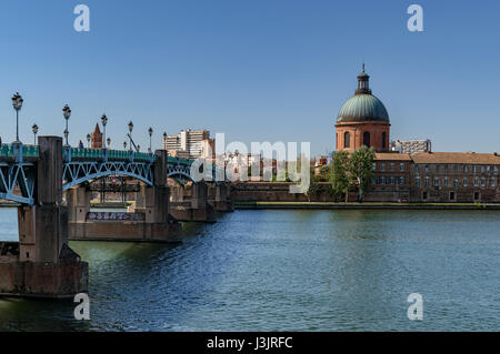 Die Kuppel des Hopital De La Grave über Pont St-Pierre-Brücke, Toulouse, Frankreich, Europa. Stockfoto