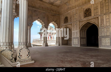 Agra Fort musamman Burj Kuppel mit weißem Marmor Architektur und Schnitzereien. Rotes Fort Agra ist ein UNESCO-Weltkulturerbe. Stockfoto