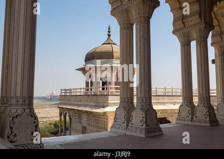 Agra Fort musamman Burj Kuppel mit weißem Marmor Architektur und Schnitzereien. Rotes Fort Agra ist ein UNESCO-Weltkulturerbe. Stockfoto