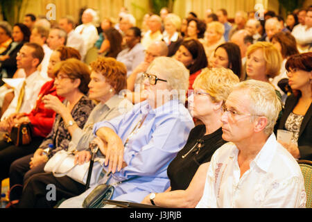 Miami Beach Florida, besonderes Rathaus Treffen, Eigentumswohnung Abschottung Reformen, Bewohner, Eigentümer, Immobilienblase, Wirtschaft, Männer, Frauen, Senioren, Publikum, c Stockfoto