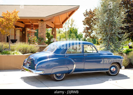 Chevy DeLuxe Auto bei Hochzeit Stockfoto