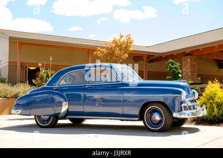 Chevy DeLuxe Auto bei Hochzeit Stockfoto