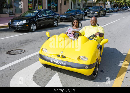 Miami Beach Florida, Washington Avenue, Vermietung, drei Räder, drei 3 Räder, schwarzer Mann Männer männlich, Frau weibliche Frauen, Paar, Urlaub, Fahrzeug, Suntrike Gas Scoo Stockfoto