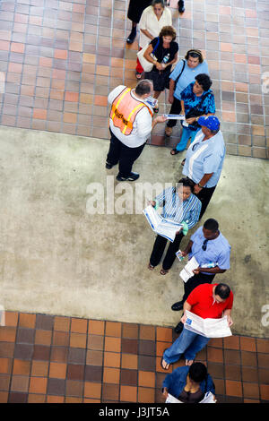 Miami Florida, Stephen P. Clark Government Center, Mitte, Frühwahl, Wahlen, Bezirk, multikulturell, schwarzafrikanische Afrikaner, Hispanic ethnic man men ma Stockfoto