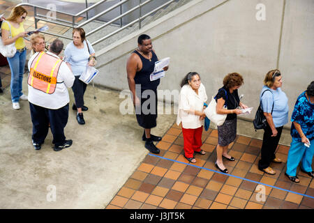 Miami Florida, Stephen P. Clark Government Center, Mitte, Frühwahl, Wahlen, Bezirk, multikulturell, schwarzafrikanische Afrikaner, Hispanic ethnic man men ma Stockfoto