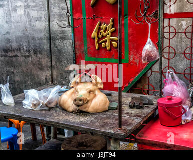 Straße Fleischmarkt mit einem Schweine-Kopf in einer Gasse, Bangkok, Thailand. Stockfoto