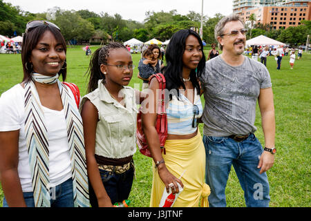 Miami Florida, Coconut Grove, Pfau Park, Familie Familien Eltern Eltern Kind Kinder, Festival for Change, Frauen für Barack Obama, 2008 Präsidentschafts el Stockfoto