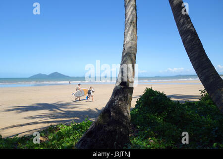 Menschen zu Fuß entlang der Mission Beach mit Dunk Island im Hintergrund, Queensland, Australien. kein Herr Stockfoto