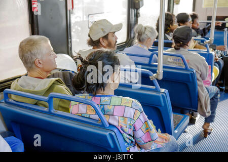 Miami Beach Florida, Metrobus, Nahverkehr, öffentliche Verkehrsmittel, Sitze, Pendler, Passagiere Reiter Reiter, Männer, Frauen, sitzen sitzen, Reihen, Visito Stockfoto