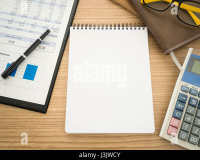 Notebook auf dem Schreibtisch mit der Analyse Bericht, Stifte, Taschenrechner. Stockfoto