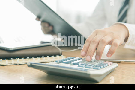 Unternehmer, die Verwendung eines Taschenrechners die Zahlen berechnen Stockfoto