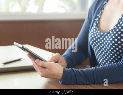 Closeup Frau mit Smartphone zu Hause. Stockfoto