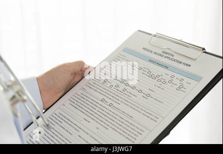 Medizinische Unterlagen in der hand Ärzte auf einem weißen Hintergrund. Stockfoto