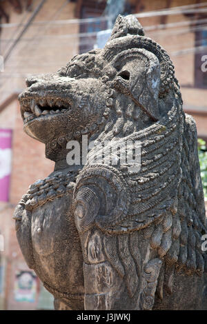 Mythologische Wächter Löwen bewachen den Eingang zu einem buddhistischen Tempel in Patan oder Lalitpur Kathmandu-Nepal Stockfoto