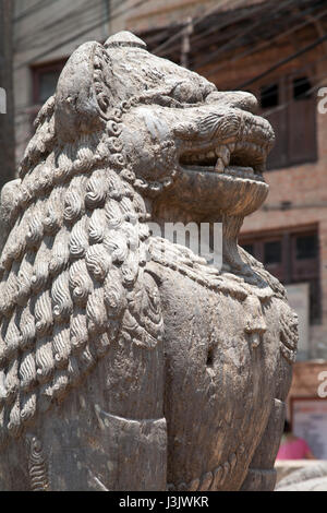 Mythologische Wächter Löwen bewachen den Eingang zu einem buddhistischen Tempel in Patan oder Lalitpur Kathmandu-Nepal Stockfoto