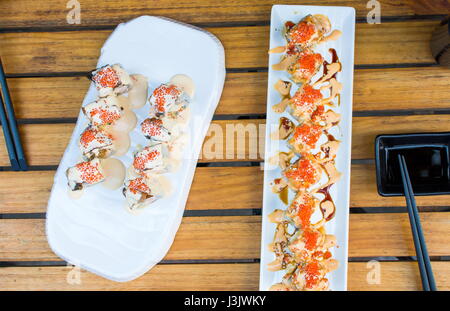 Sushi-Rollen auf einem Teller im restaurant Stockfoto