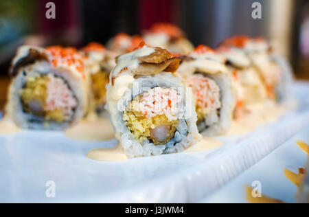 Meer Aal Sushi-Rollen auf einem Teller serviert Stockfoto