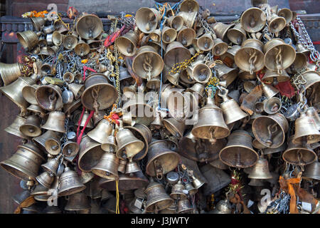 Buddhistische Glocken im Kumbeshwar Mahadev Mandir-Tempel, Lalitpur Patan Kathmandu-Nepal Stockfoto