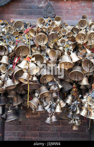 Buddhistische Glocken im Kumbeshwar Mahadev Mandir-Tempel, Lalitpur Patan Kathmandu-Nepal Stockfoto