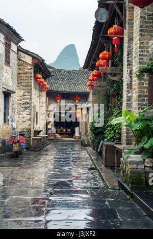 HUZHOU, CHINA - 3. Mai 2017: Huang Yao die antike Stadt Zhaoping county, Provinz Guangxi. Traditionelle chinesische Architektur und Straßendekoration Stockfoto